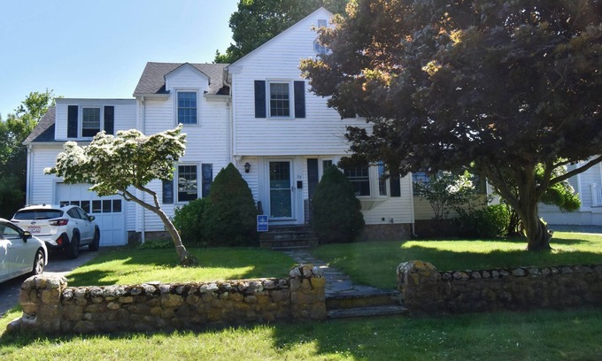 Misquamicut House | Walking Distance to Misquamicut Beaches!