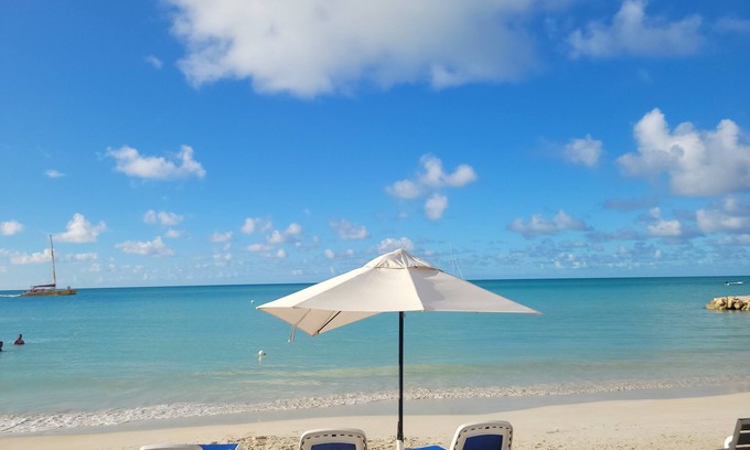 Runaway Bay Apartment | Walking distance to the beach