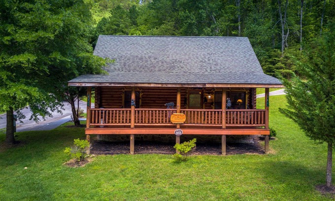 Gatlinburg - Pigeon Forge Cabin | Walking distance to river and outdoor pool access Free Internet Access sleeps 7 Hot tub and more