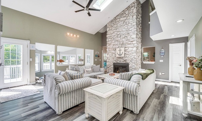 Wallenpaupauk Lake Estates Cottage | Wallenpaupack Lake Estates: Luxe & Spacious Home