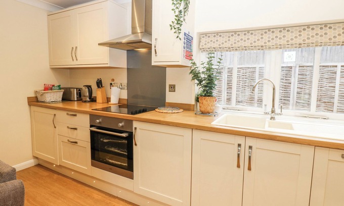 Walworth Cottage | WALWORTH CASTLE HOLIDAY COTTAGE, pet friendly in Darlington