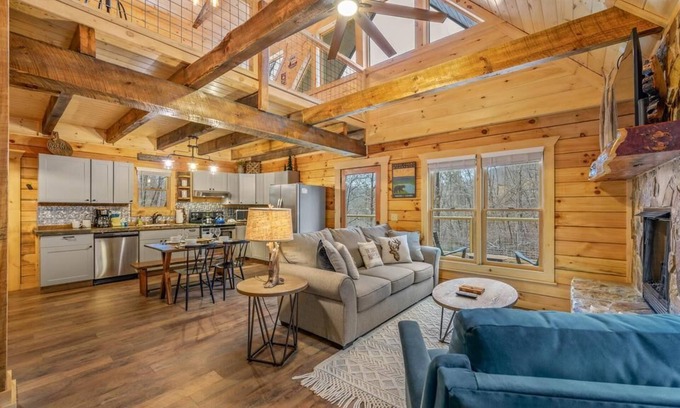 Gatlinburg Cabin | WANDER INN -1.5 Miles to Downtown Gatlinburg