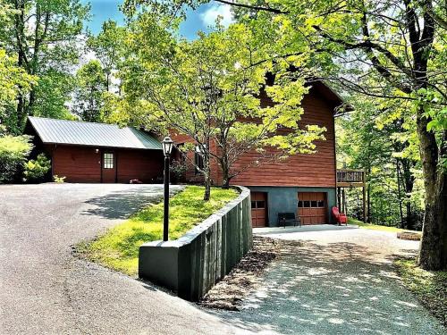 Gatlinburg - Pigeon Forge Ski Chalet | Wandering Bear Lodge 4BR Mountain Chalet with Hot Tub, Game Room & Fire Pit-FREE Tickets