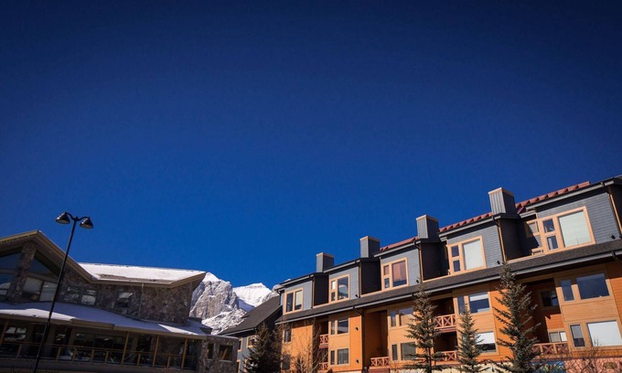 Town Centre Apartment | Wanna Getaway in the Rockies/Park Pass