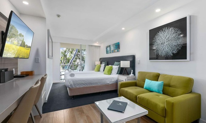 Noosa Heads Apartment | Wantima Hastings St Studio A/C Smart TV unlimited WiFi