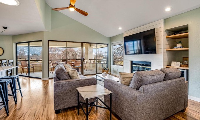 Wapato Point House | Wapato Point Halmalka 503A