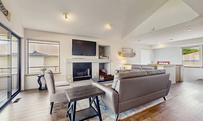 Wapato Point House | Wapato Point Resort home w/shared pools, free WiFi, and water views