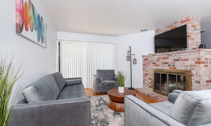 Elk Grove House | Warm and Sweet 3B2B house next to parks
