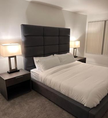 La Brea Apartment | Warm and Welcoming