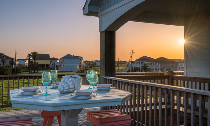 Port Bolivar House | Warm, happy cottage: a short walk from the beach