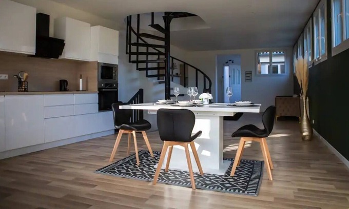 Miroir - Batignolles House | Warm house with garden near train station