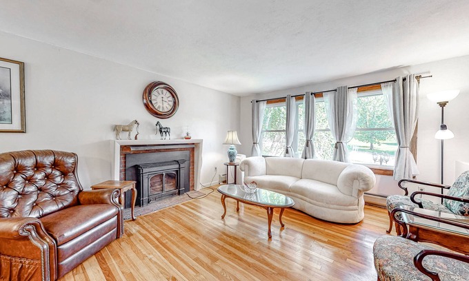 Greenland House | Warm house with pool table, large deck, AC, washer/dryer, & beautiful kitchen