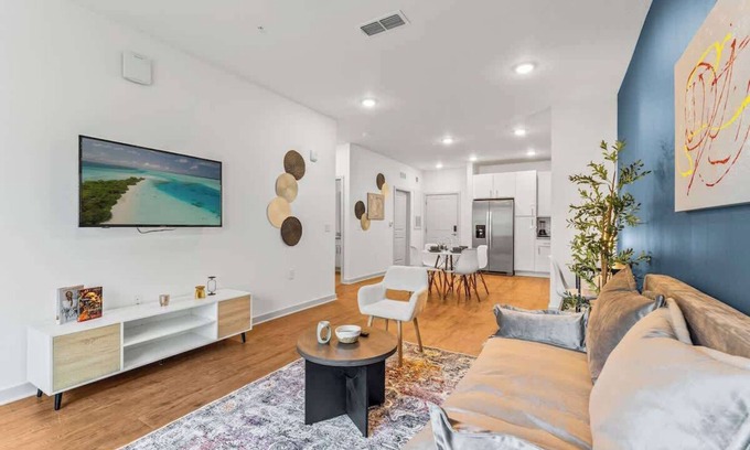 Bay Lake Apartment | Warm King Apt w/Pool & Gym Pet Friendly Near Parks