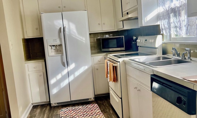 Lynchburg House | Warm- Romantic Ranch House Near to Colleges and Hospitals .