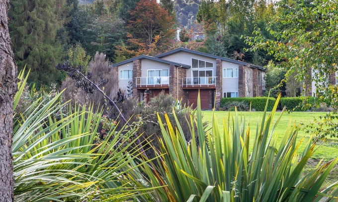 Ohakune House | Warm, spacious & modern Ohakune retreat - private outdoor spa pool, free wifi