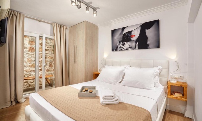 Exarhia Apartment | warm stone house