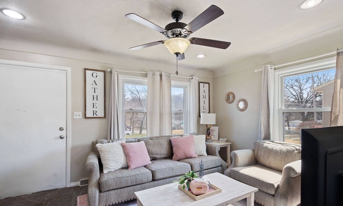 Des Moines House | Warm & Welcoming House, Cozy vibes & Free snacks