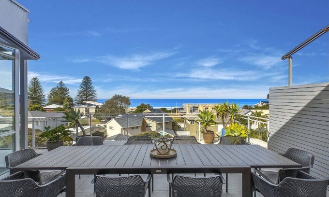North Avoca House | WARRALONG - STUNNING VIEWS, SHORT WALK TO NORTH AVOCA BEACH