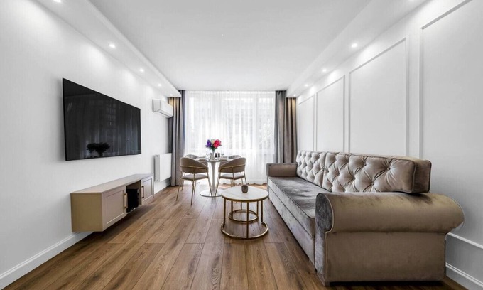 Centrum Apartment | Warsaw Centrum Apartment - Workspace, Balcony - by Rentujemy