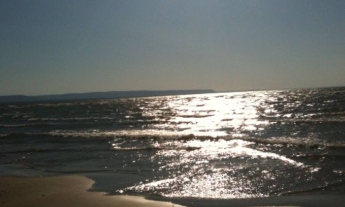 Wasaga Beach Cottage | Wasaga Beach walk to main end Free Parking Free Wifi