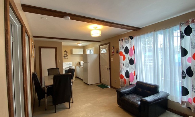 Wasaga Beach Cottage | Wasaga Beach Walk to main end Free Parking Free Wifi
