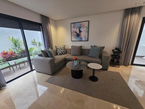 Casablanca Apartment | Washingtonia Palm - Casablanca Center