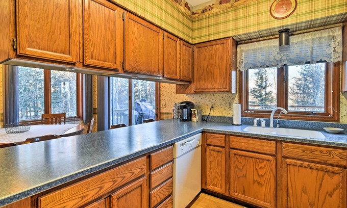 Tanaina House | Wasilla Home on Memory Lake w/ Mountain Views!