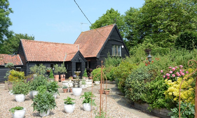 Stowmarket Cottage | WASSICKS COTTAGE, HAUGHLEY, pet friendly, with open fire in Haughley