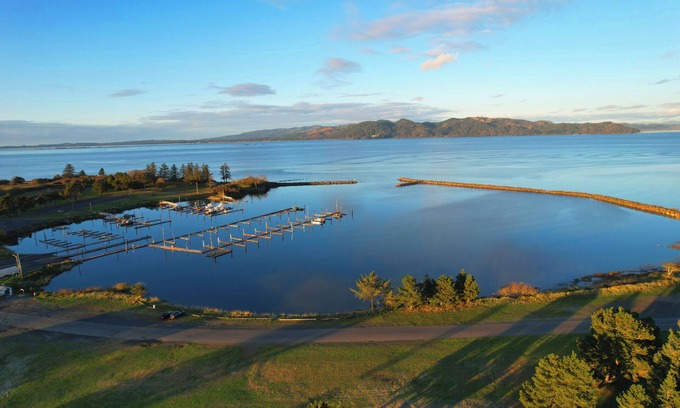 Hammond House | Watch Cargo ships - River View - HOT TUB + Rec Room - Near Ocean & Fort Stevensn