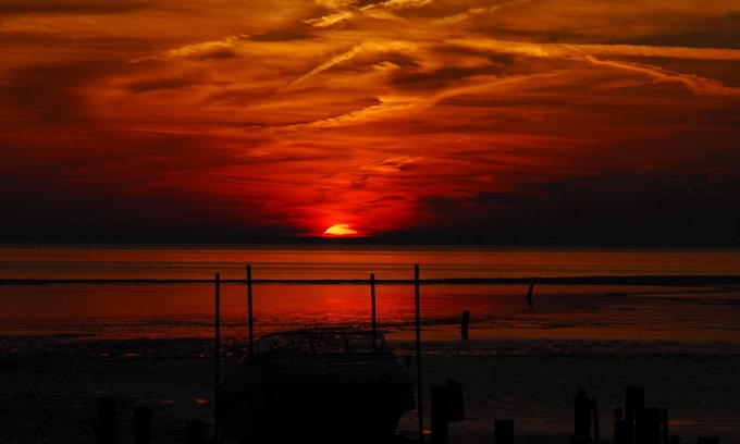 Claiborne House | WATCH THE EVER-CHANGING SUNSET REFLECT OVER THE EASTERN BAY