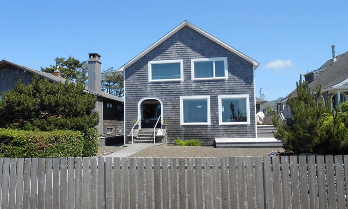 Seaside House | Watch Waves Rolling in at our Wave Watcher Property - Close to town, on the Prom