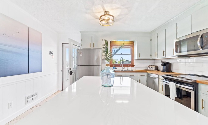 Ocean Isle Beach House | Water front 4 BDR canal house🐬. Linens, kayaks included!🏖 Come fishing🎣