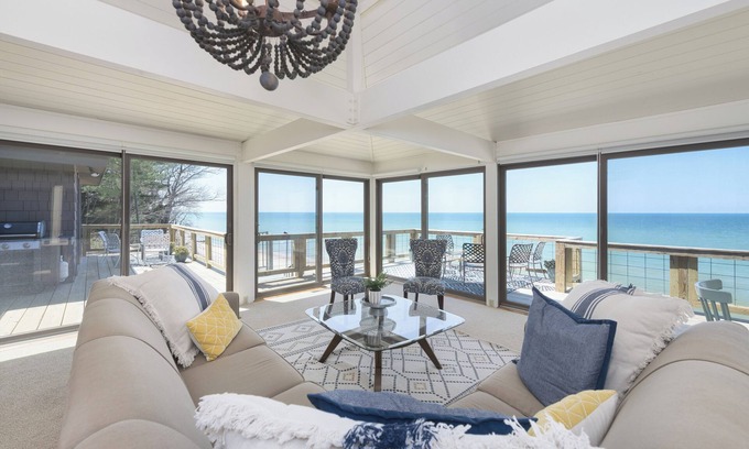 Covert House | Water's Edge- private beach- sleeps 14