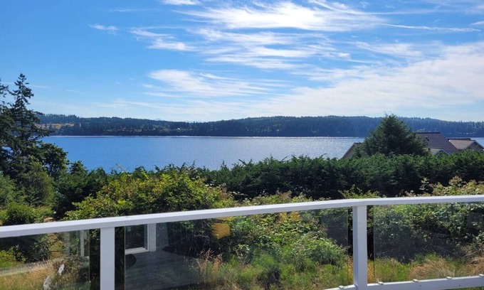 Freeland House | Water view, bright and open 3 bedroom Habor House