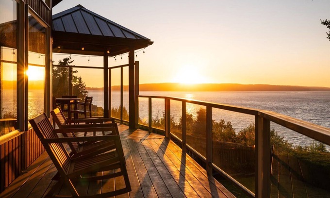 Langley House | Water View, Private Beach, Yoga Studio