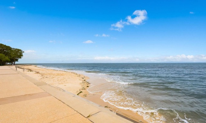Bongaree Apartment | Water views + beach front