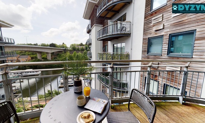 Grangetown Apartment | Water Views - Parking - Balcony - Pets Allowed