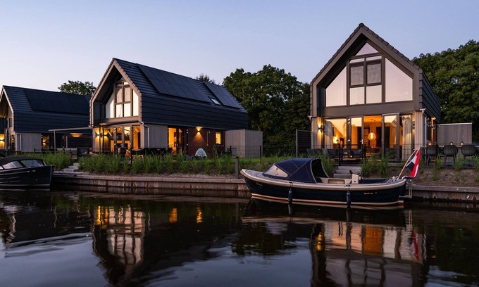 Balk House | Water Villa in Balk by Frisian Lakes
