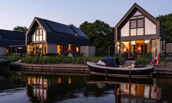 Balk House | Water Villa in Balk by Frisian Lakes