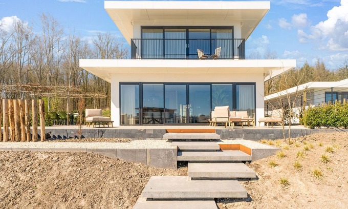 Zeewolde House | Water Villa with Infrared Sauna and Jetty
