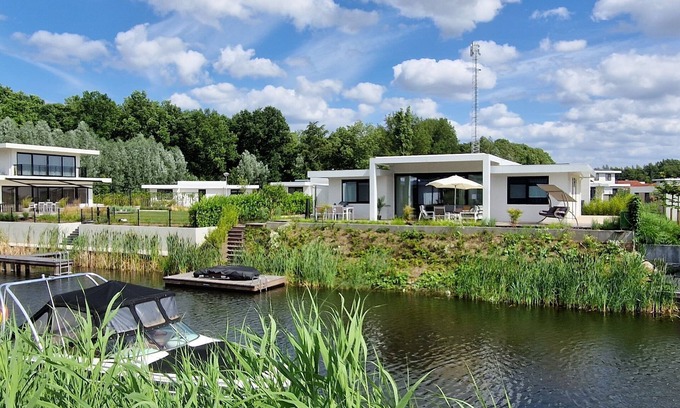 Zeewolde House | Water villa with jetty and 3 leisure boats