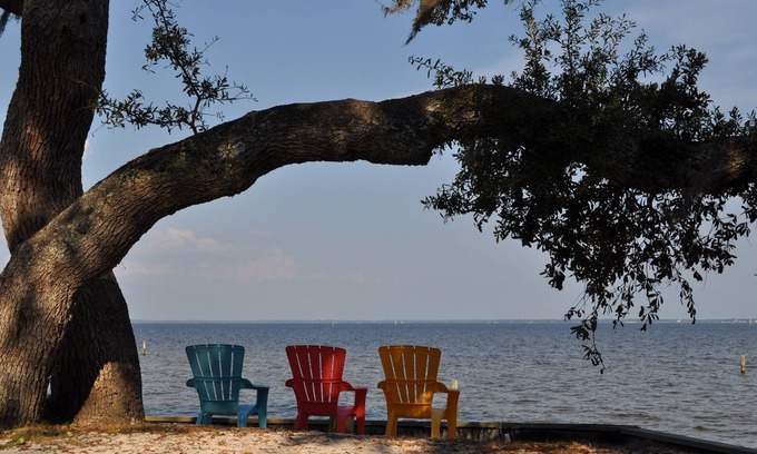 Josephine House | Water - Woods - Nature - Sweeping Bay Views - World-Class Fishing