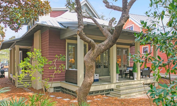 Watercolor House | WaterColor "Wine Down" | Sleeps 6 | 6 Seater Golf Cart |Walk to Beach | Bikes