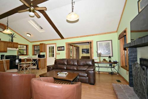Gatlinburg - Pigeon Forge House | Waterfall Cabin