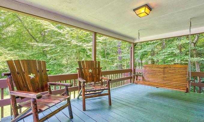 Maggie Valley Cabin | Waterfalls | Hiking| Pool/Hot Tub |Walk to Dinner