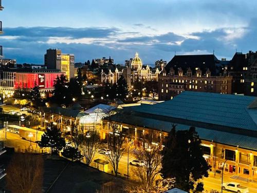 Downtown Victoria Apartment | WaterFalls Hotel - Deluxe 2 bedroom suite downtown free parking with pool and Air Conditioning