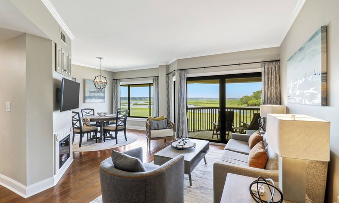 Palmetto Dunes Villa | Waterfront 1 Bedroom villa steps away from shops and dining in Shelter Cove