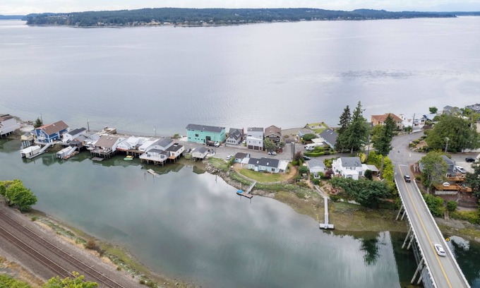 University Place House | Waterfront 1920s Day Island Dream Beach Home Staycation