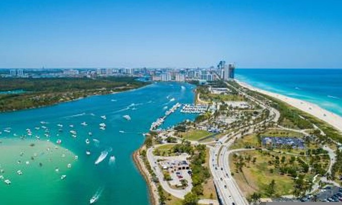 Eastern Shores Apartment | Waterfront 1BR Parking Walk to the Beach