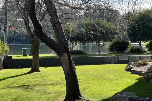 Lakes Entrance Apartment | Waterfront 2-bedroom apartment with WiFi, AC in Lakes Entrance